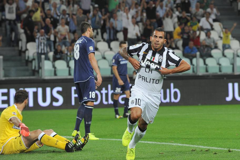 Tevez ha appena segnato il gol dell&#39;1-0 in Juventus-Udinese: solleva la maglia e mostra la scritta 